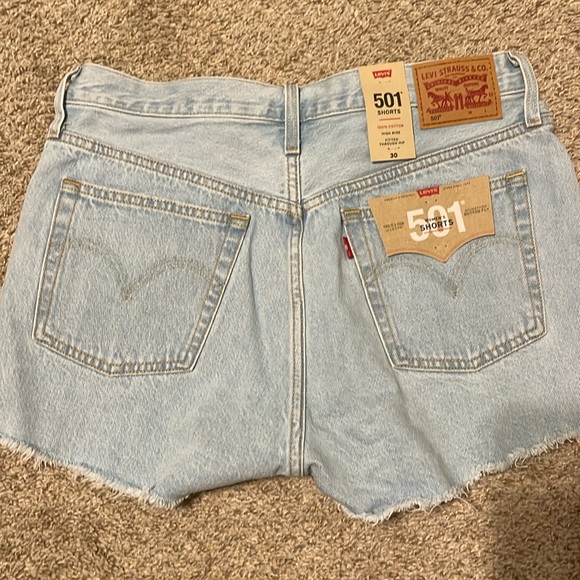 New with tags Levi light wash 501 shorts - Picture 2 of 3